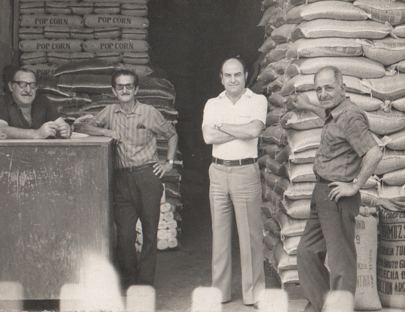 Funcionários e parentes de Cristina em frente ao armazém na Rua da Alfandega, na Boa Luz
Na foto: Paulo Buda (funcionário), Leddomado Vitório (tio), Modesto Abbatepaulo, Franchesco Leddomado (tio).