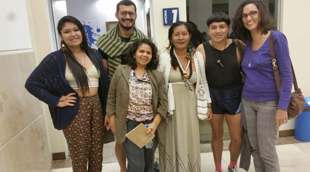 Encontro com uma comunidade paraense no Rio de Janeiro. Esse dia Luakam foi dar uma palestra sobre como os indígenas se sentem no contexto urbano, na Caixa Econômica Federal, e levou um susto com a quantidade de alunos que iriam ouvir sua fala, era em torno de cem pessoas. Quando ela contou que era de Viseu, Pará, esse grupo de pessoas da foto se manifestaram, falando que também são paraenses. Nesse momento Luakam se sentiu em casa, bem reforçada, pensou: 