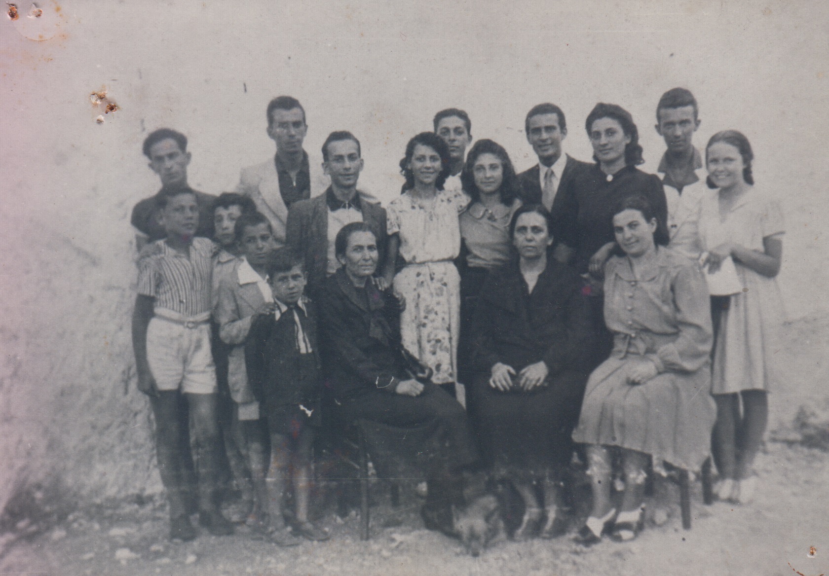 A família baresa unida na cidade de Polignano.
Guglielmi Galluzzi: Segunda fileira (cima para baixo), primeiro à esquerda.