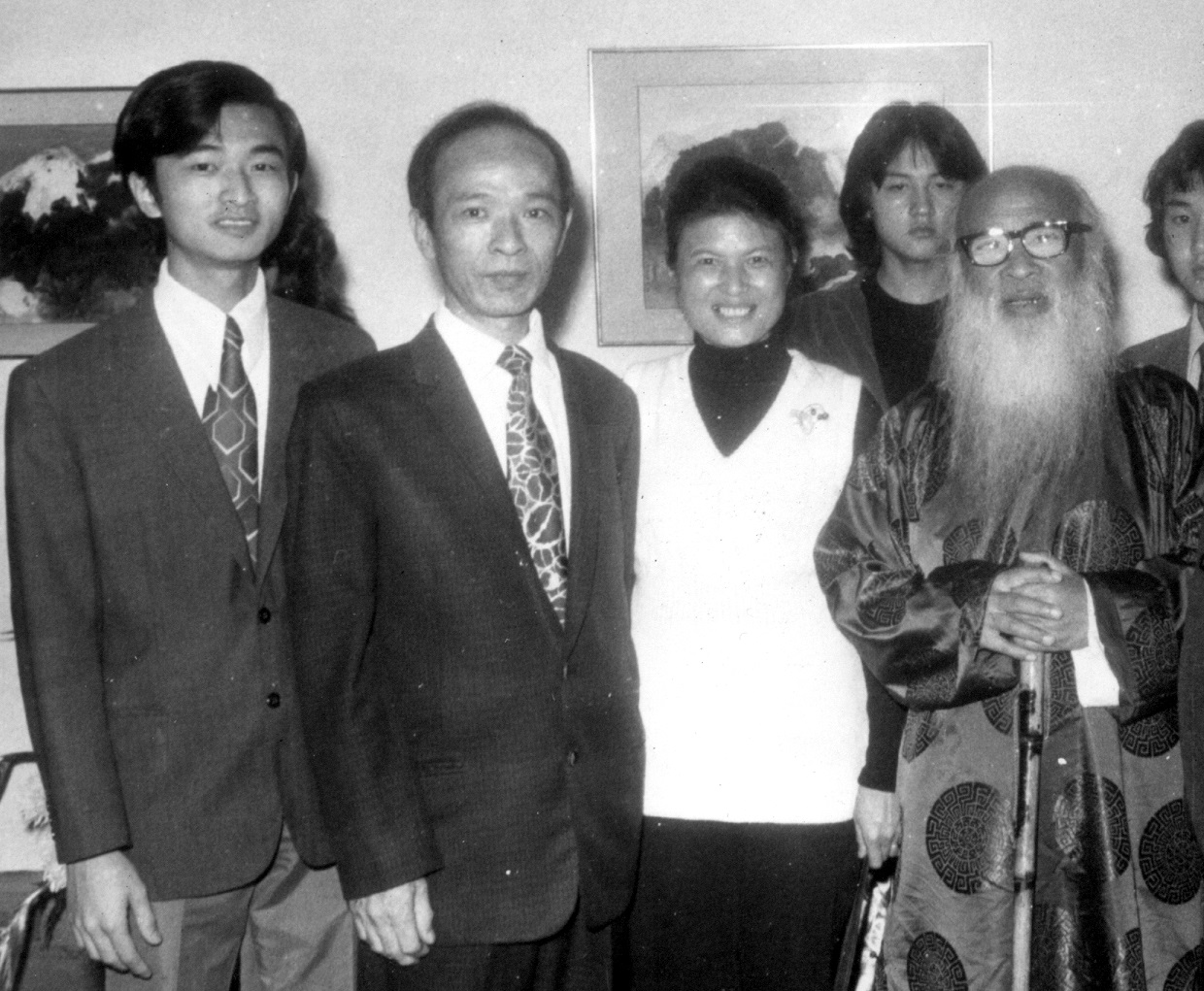 Tai e outras pessoas com o Mestre Chang Dai-chien, artista plástico chinês que morou no Brasil por muito tempo.
