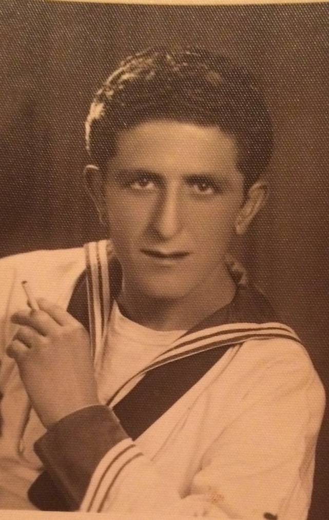 Com roupa de marinheiro, Giuseppe embarcando para o Brasil.