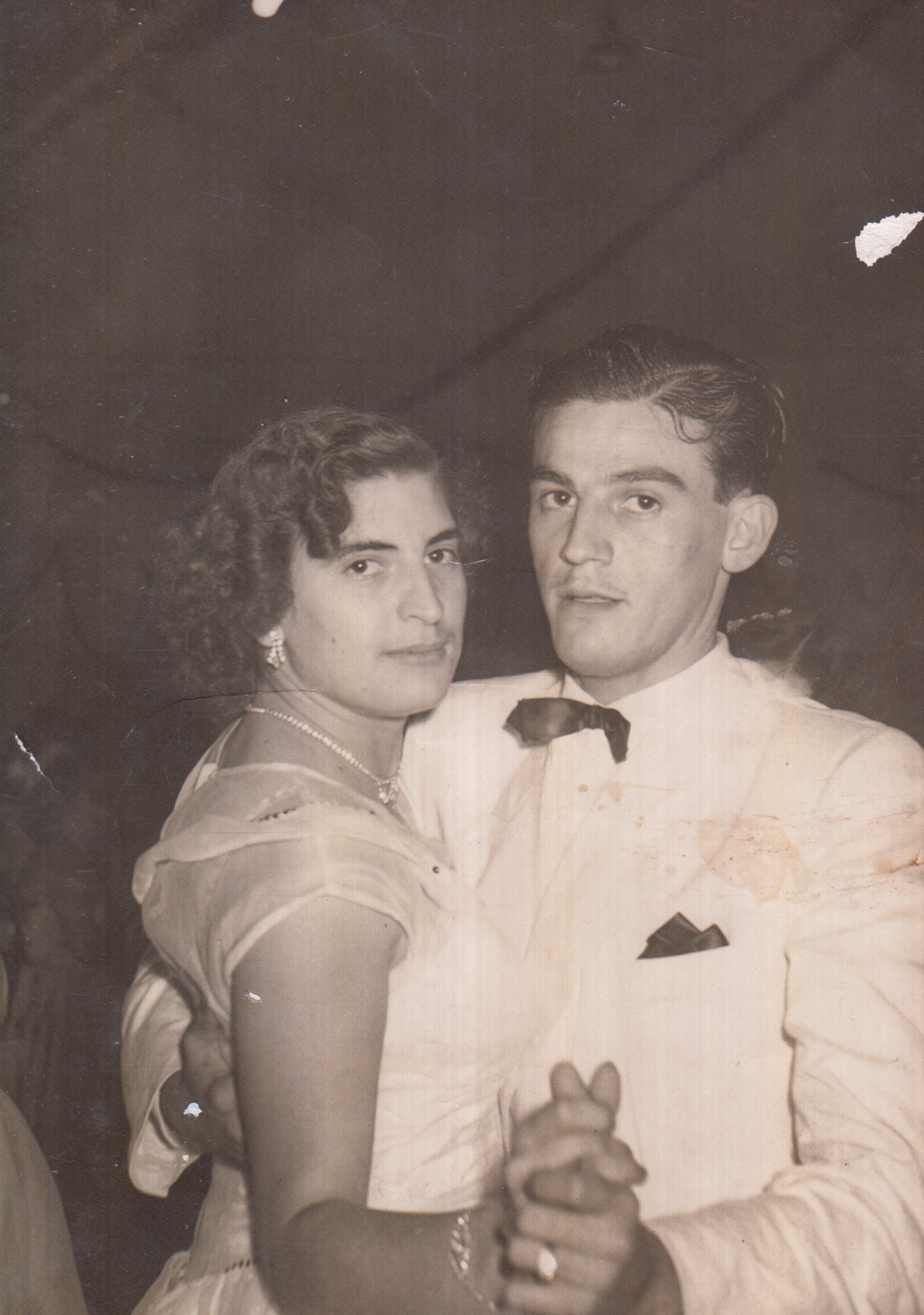 Festa no Clube Rhomes, na Paulista, de formatura. Dançando com Josefina, na época sua namorada. 
Na foto: Josefina Renna Mastrorosa e Victor Mastrorosa.