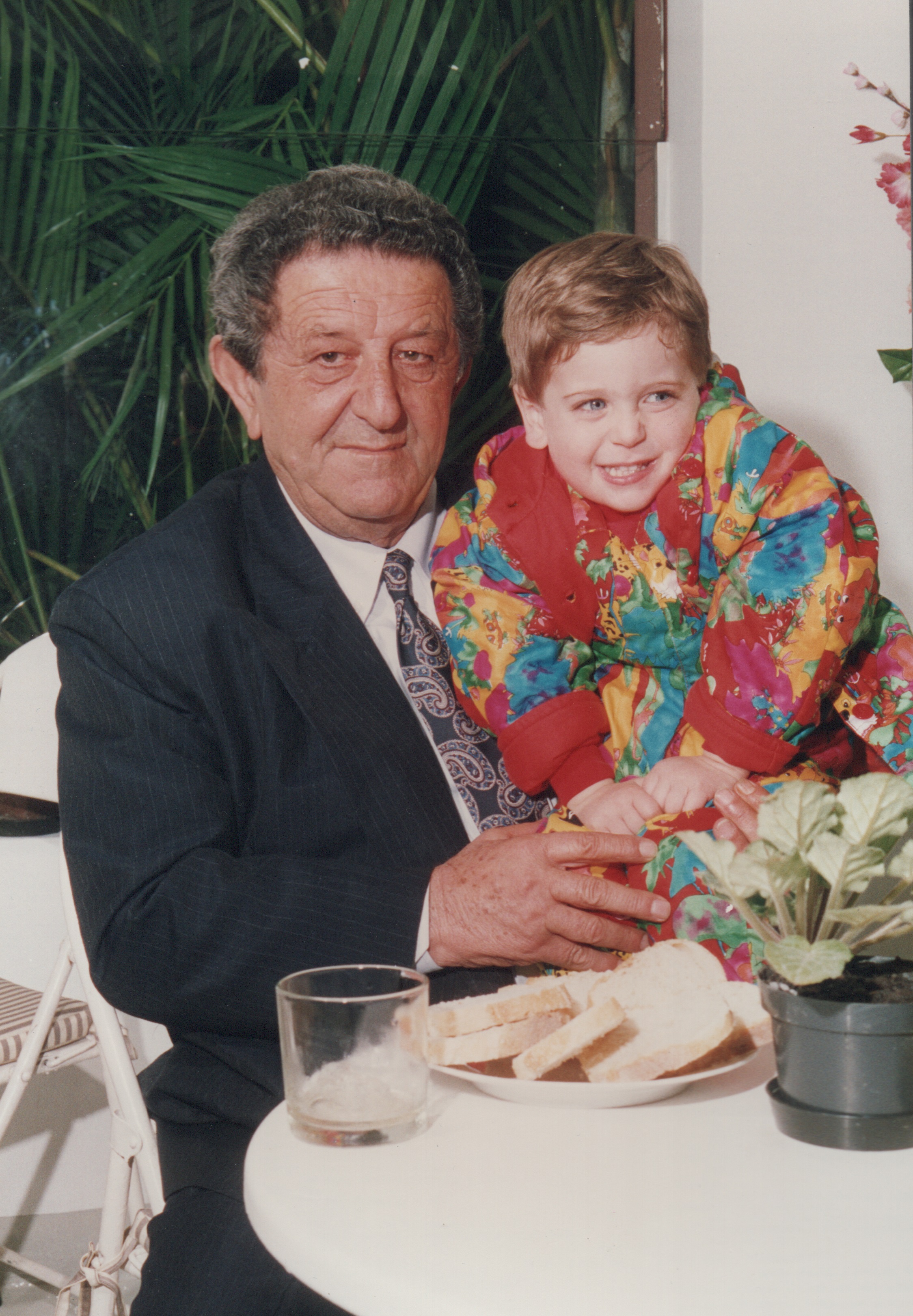 Aniversário de três anos do filho de Rosana no Buffet em Moema, Sonho Colorido. Para a família italiana, o primeiro neto homem é figura de grande importância. 
Na foto: Giuseppe Leddomado (pai) e Rodrigo Leddomado (filho).