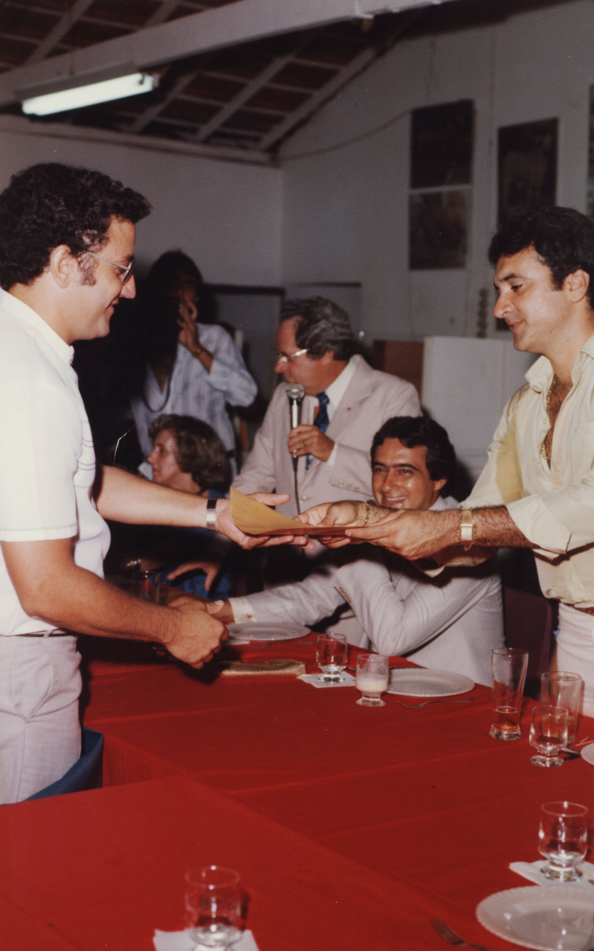 Evauri (primeiro à esquerda) recebendo o diploma de Homem das Comunicações do Ano das mãos do presidente da Câmera Municipal de Parnaíba, Hélio Leal Garcia. Ao fundo estão: Marley, Francisco Machado e Nilson Roberto, prefeito de Paranaíba.