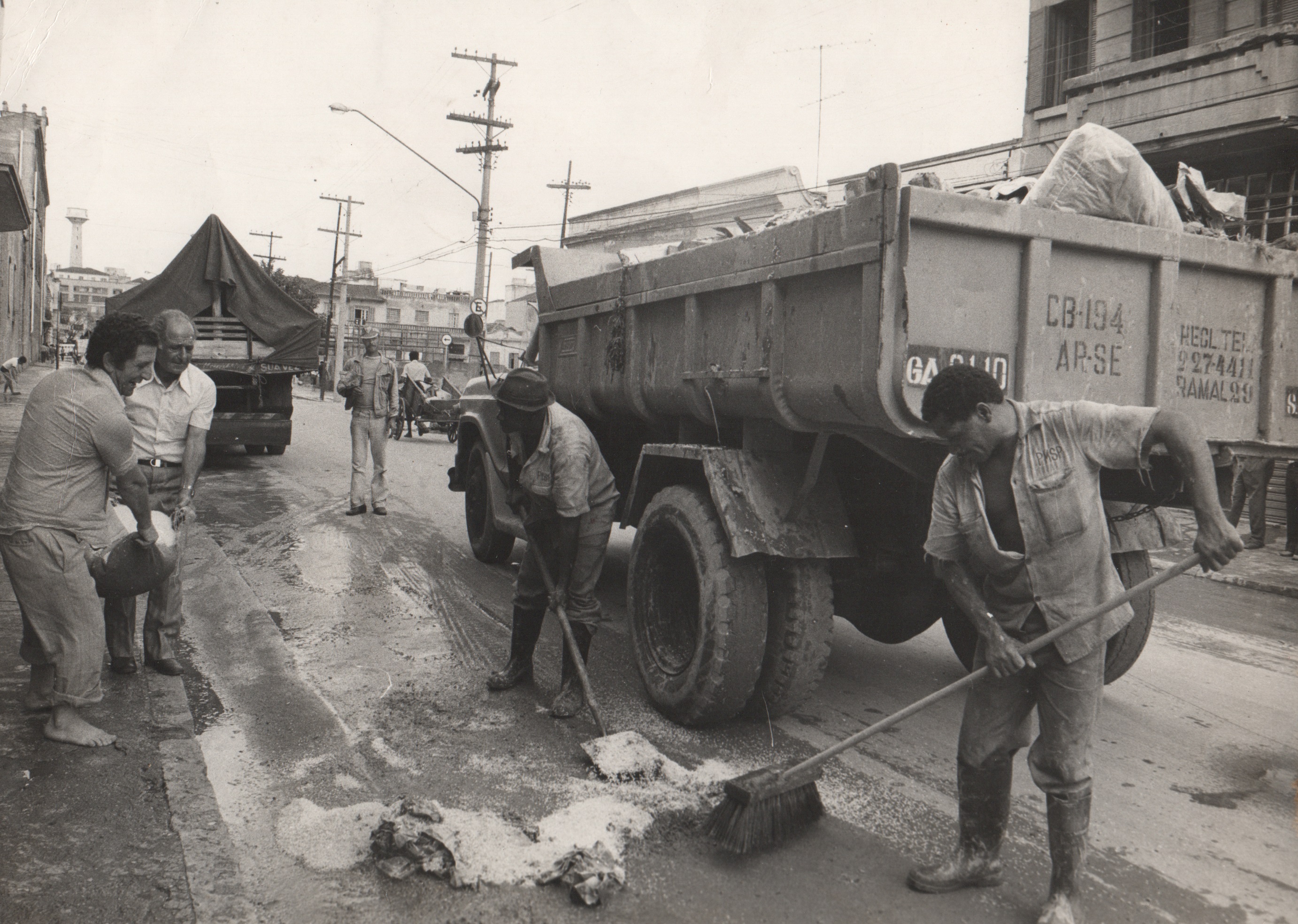Giuseppe jogando fora mercadoria após enchente, Rua da Alfândega, no Brás. 
Na foto: Giuseppe Leddomado.
