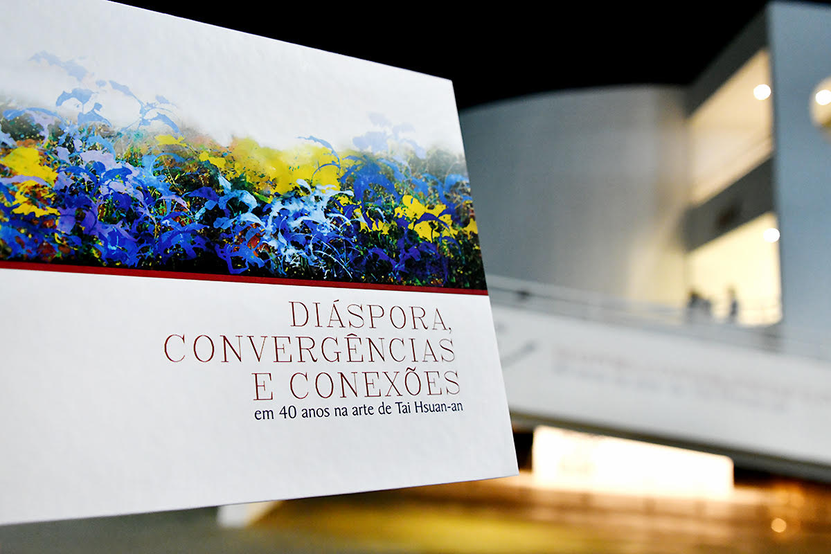 Catálogo da exposição, feito pela PUC Goiás. Ele prefere chamar de livro, porque tem muitos textos.
O nome da expo: “Diáspora: convergências e conexões em 40 anos de Tai Hsuan-an”
A etnia hakka é como se fossem “judeus chineses”, que foram parar em várias partes do mundo e levaram sua língua, milenar.
Exposição no Brasil com as mesmas obras que foram expostas na Expo China 2018. Foram exibidas no Museu de Arte Contemporânea de Goiânia (GO).
Entre as obras, apresentou desenhos, gravuras, instalações e esculturas também.