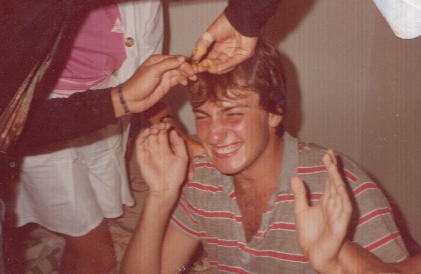 Amigos cortando o cabelo de Galluzzi após divulgação da lista de aprovados no vestibular da PUC em 1983. Galluzzi cursou administração.