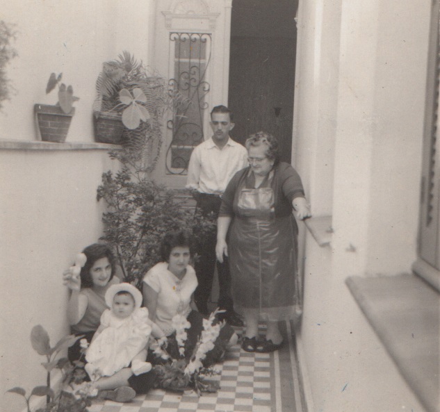 Quintal da casa da avó de Rosana, Rua Benjamin de Oliveira, 313, no Brás. Na foto: (em pé) Francisco Guglielme (tio), Angela Cristina Caruso Guglielme (avó), (sentados) Lilia Antonieta Guglieme (tia), Ana Cristina Leddomado (irmã), Amália Guglielme (tia).