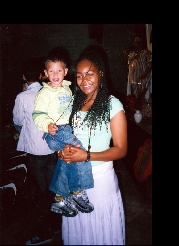 Sobrinho Kaique foi prestigiar a tia no dia do Concurso de Beleza negra realizado pelos Correios.