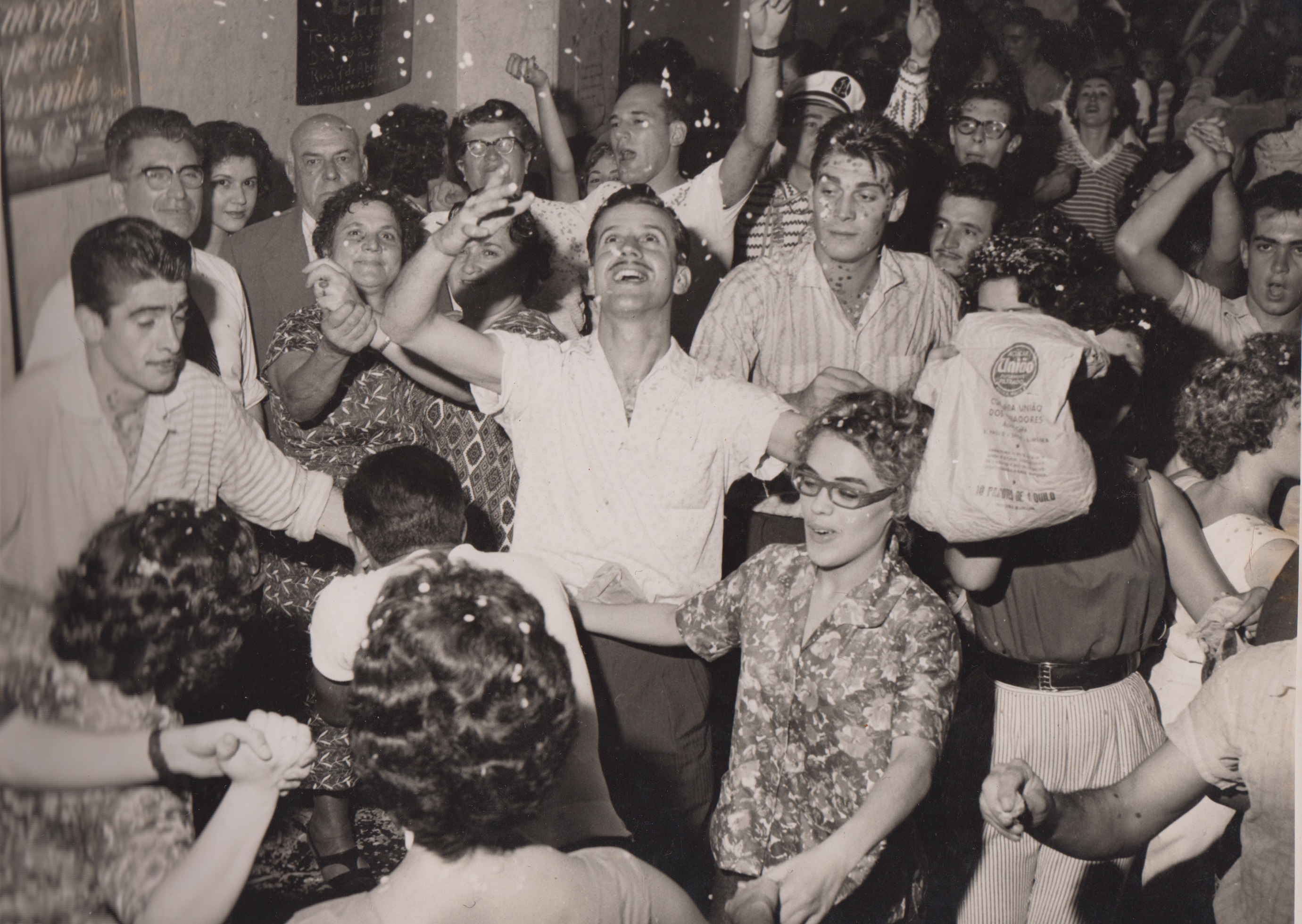 Carnaval no Brás, se divertindo com confete no grêmio recreativo e cultural da Bolsa de Cereais, na Rua da Cantareira.