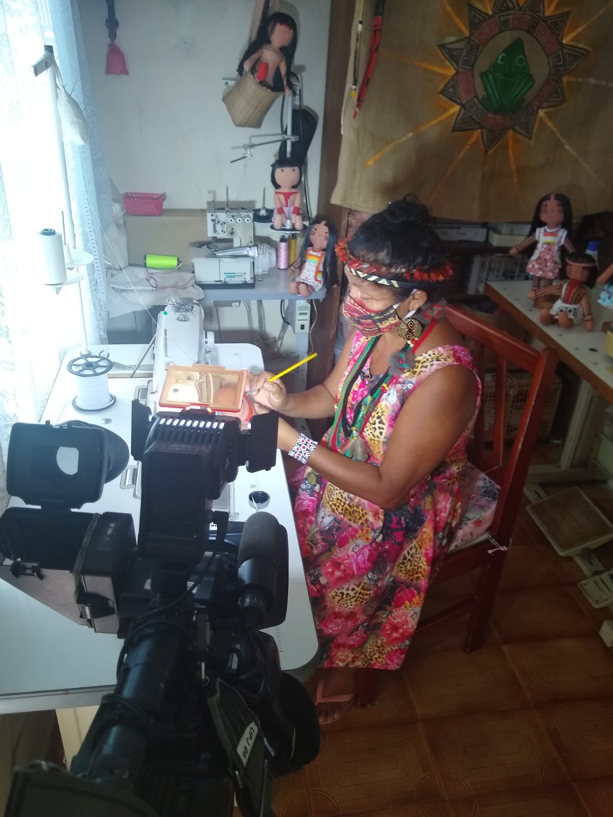 No dia em que esta foto foi tirada Luakam estava fazendo uma matéria para a Rede Record mostrando o seu dia de trabalho, costurando para a sua marca de roupas e bolsas Arte Papa Xibé, que significa, em Português, farinha com água, uma mistura clássica que mata a fome do caboclo paraense.
Quando Luakam chegou no Rio de Janeiro veio com um objetivo: queria crescer para montar uma casa de costura em sua cidade, Viseu, Pará, para gerar emprego para as mulheres que não tem renda, para isso criou a sua marca Arte Papa Xibé, com peças exclusivas e com traços indígenas.