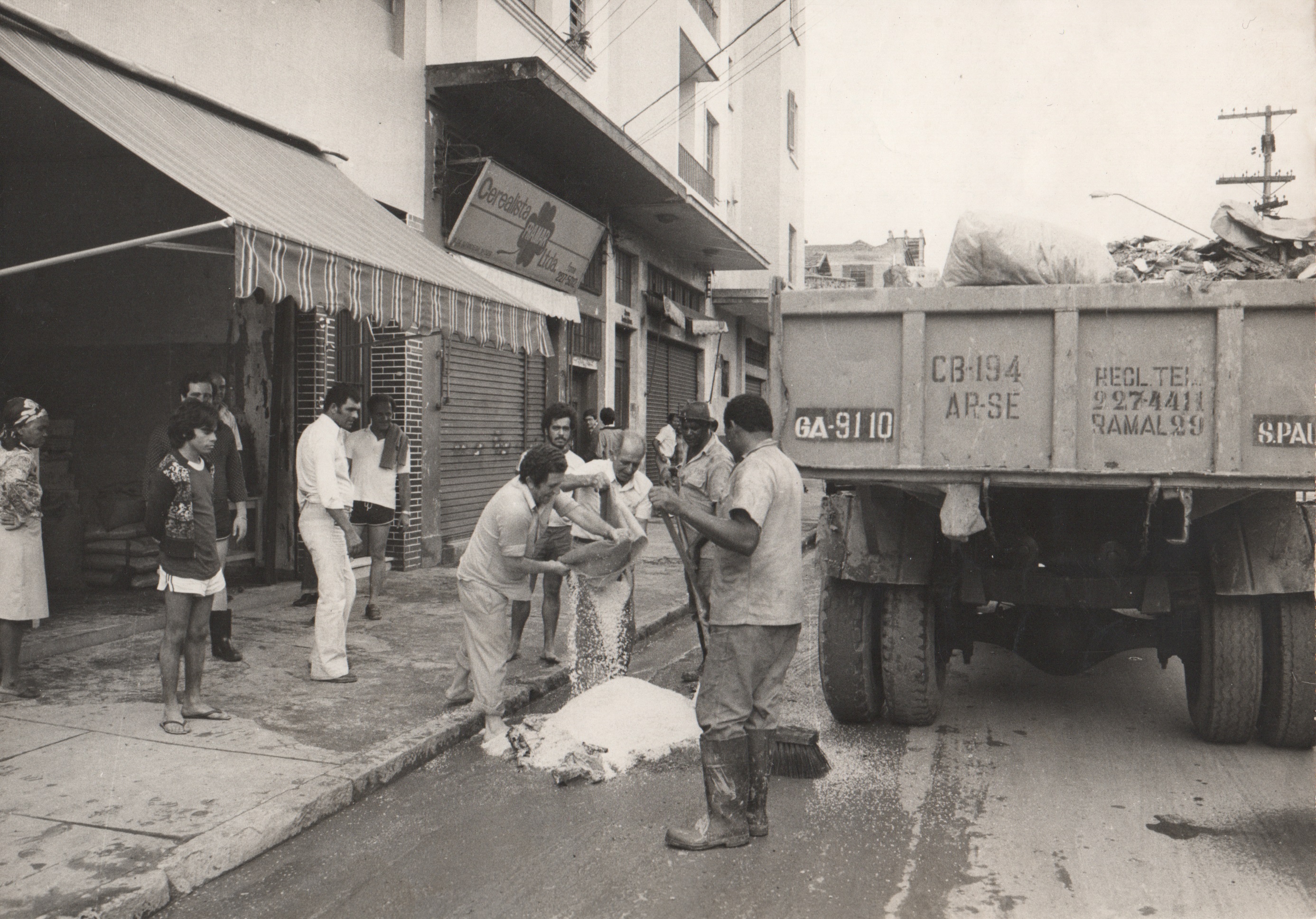 Descartando mercadoria após enchente, Rua da Alfândega, em frente à Boa Luz. Giuseppe veio para o Brasil em 1953.
Na foto: Giuseppe Leddomado.