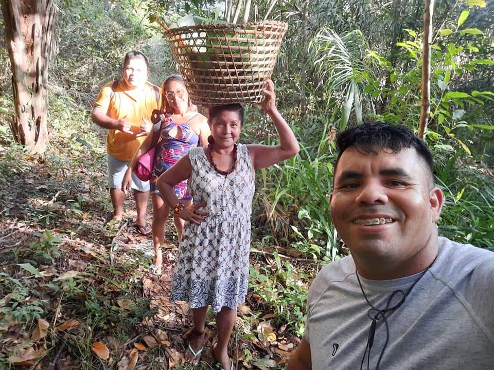 Toda vez que Luakam volta para a sua cidade natal ela faz uma sessão de fotos. Nesse dia ela, um amigo jornalista (à frente), sua sobrinha e seu amigo Joey, fotógrafo (atrás), estavam vindo da roça quando tiraram essa foto. Luakam carregava um fruto específico de Viseu chamado Inajá, que também é usado de modo medicinal.
