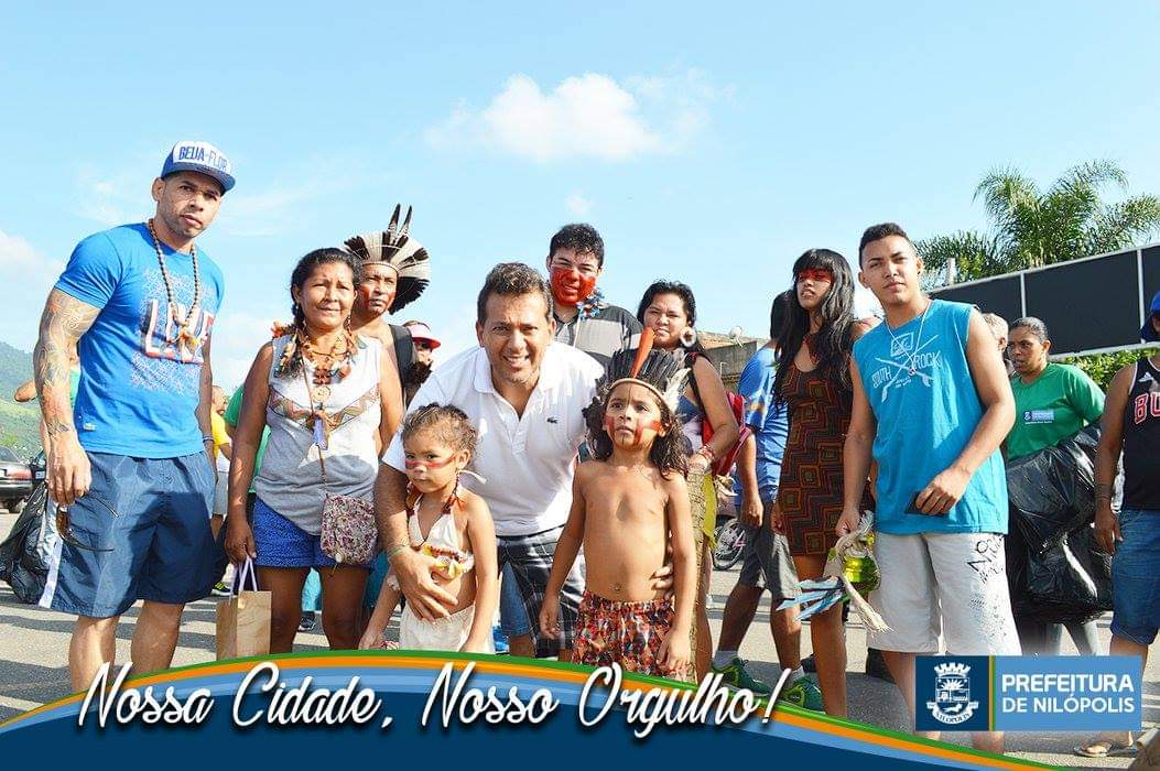 Foto tirada no dia do encontro com o subprefeito de Nilópolis, no dia em que ela e quase toda sua família desfilaram na Escola de Samba Beija Flor. Essa foto é importante para Luakam porque é a única foto que tem da família reunida, além de representar a realização de um sonho, porque quando Luakam ainda morava no Pará ela tinha dois sonhos na vida: o primeiro era um dia ir ao Rio de Janeiro e assistir ao show clássico de final de ano do Roberto Carlos em Copacabana; o segundo era ir ao Sambódromo da Marquês de Sapucaí para ver a Escola de Samba Beija Flor desfilar. No dia que essa foto foi tirada a família foi convidada pelo subprefeito para desfilar na Beija Flor. Eles não só assistiram o desfile, como também desfilaram em destaque. O tema do desfile era “Iracema, a Virgem dos Lábios de Mel”, em 2016. O desfile para ela foi muito emocionante, assim como o pré-desfile, ela inclusive ficava se beliscando para ter certeza se estava vivendo aquilo tudo mesmo.