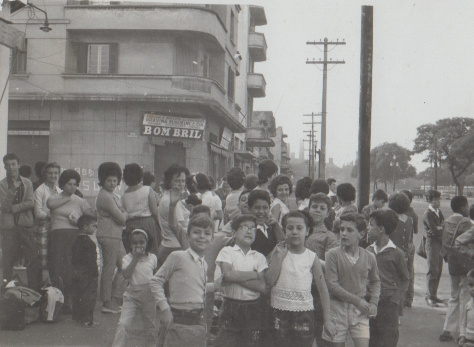 Crianças na esquina da Av. Mercúrio e a Rua Polignano A Mare.