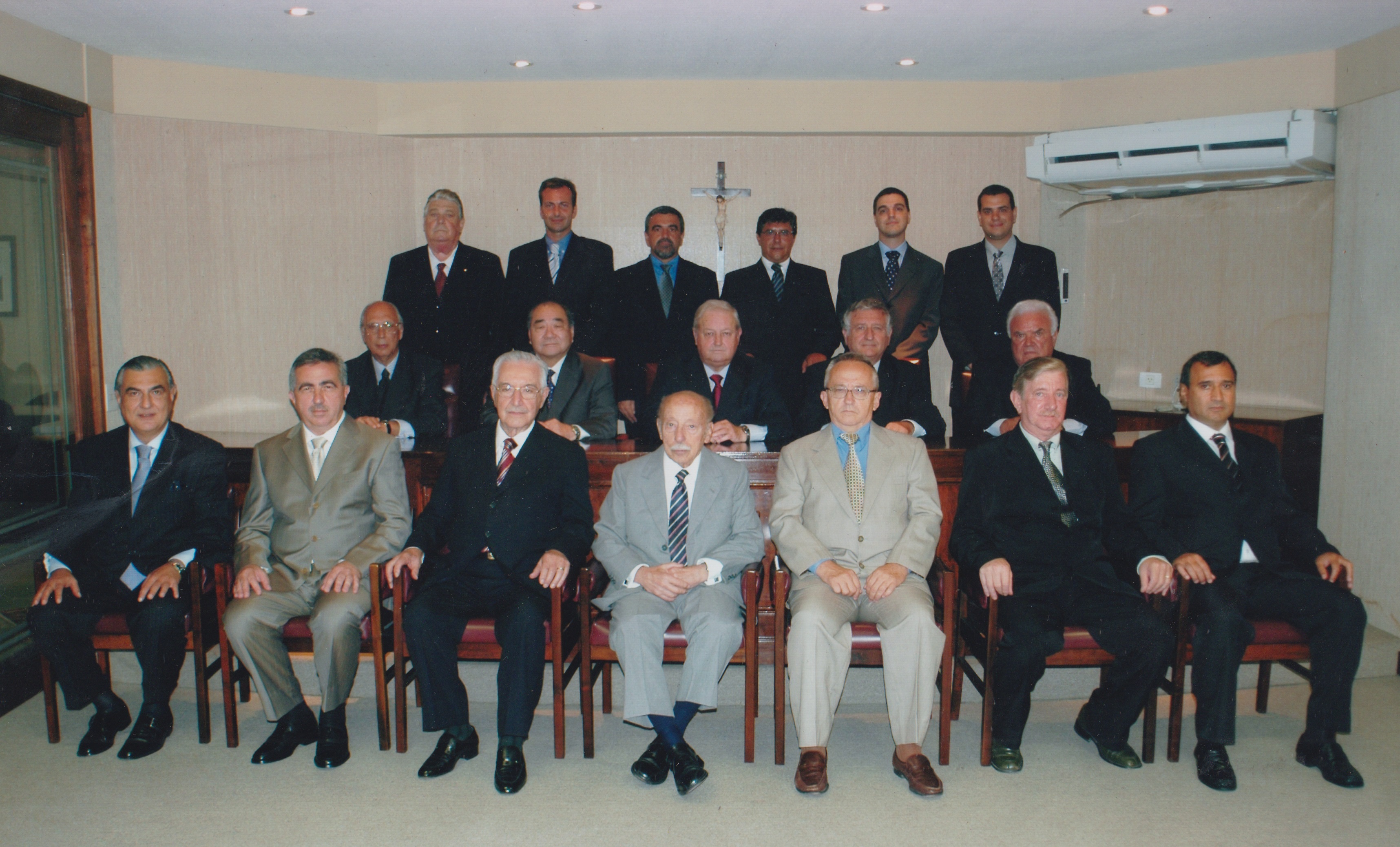 Posse da nova diretoria. Na foto: (Acima) Clóvis Marchetti, Luiz, Wagner D'Angelo, Amilton Bernal, Renato Louro, João Malagrino (meio) Sérgio Costa Gomes, Tokio Isobata, Algirdas Balsevicius, Paolo Lo Schiavo, Dionísio L'Abbate
(embaixo) Ney ______, Roberto Corrêa Lima, Euclides Carli, Fortunato Gouveia, _________, Nelson _______, João Ferraro.