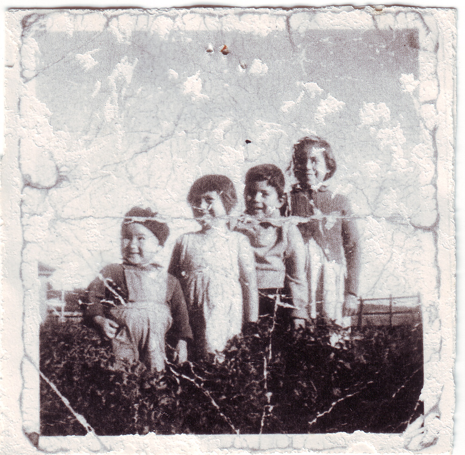 Primeira vez que guardou a imagem de uma maquina fotográfica, pois não havia uma dessas em sua casa. A foto foi tirada pela vizinha.