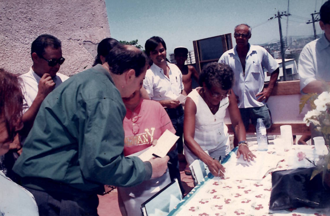 Cesar Maia e Nemese junto a moradores do Morro da Fé durante a assinatura do projeto Favela Bairro