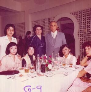 Festa de 25 anos de casamento de Victor e Josefina.
Da esquerda para direita: (em pé) ______, Josefina e Victor. (sentados) Janete Murumisato, Ivete Murumisato, Márcia ____, _____________.