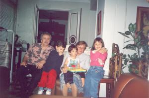 Família posando para a foto em um sofá.