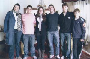 Toda quinta feira os netos vão para caso do avô em Santana jantar. Na foto: Camila Mastrorosa Ramires dos Reis, Victor Ottoni Mastrorosa Neto, Caroline Mastrorosa Ramires dos Reis, Vinícius Ottoni Mastrorosa, Fabrício de Almeida Mastrorosa, Rodrigo de Almeida Mastrorosa.