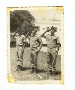 Anastácio (primeiro à direita) como fuzileiro naval acompanhado de colegas.