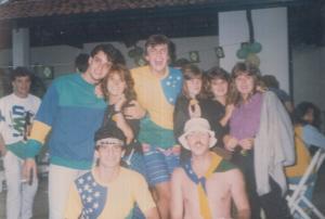Jogo da copa de 1986, festa na casa de Galluzzi. Brasil x Nova Zelândia, 4 a zero. (Em pé) Humberto Primati, Adriana ______, Luiz Galluzzi, ______, ______, _____,
(embaixo) Carlos Gerabi, ______.