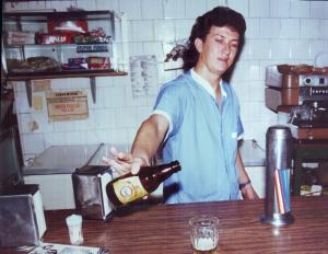 José Robson Barbosa Cavalcanti, no balcão do então bar Martin Fierro, futuro Empanadas Bar, na Vila Madalena. Na foto, ele ainda era copeiro. Sua mãe, quando soube que o filho estavam trabalhando em um bar, veio de Pernambuco buscá-lo. Robson e suas irmãs precisaram convencê-la de que o trabalho era bom e honesto. Anos depois ele passaria a 1º garçom, depois gerente, até virar um dos sócios proprietários