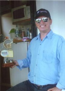 José Robson Barbosa Cavalcante com o seu troféu de campeão do Congresso Brasileiro da Raça Quarto de Milha,  categoria 5 tambores