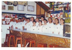 José Robson Barbosa Cavalcanti (7º da direita para a esquerda) com a equipe de funcionários do Empanadas Bar, c. 1998