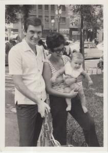 Leão Werner Marek, sua esposa Ana Maria Mendroni Marek e seu primeiro filho Ricardo Werner Marek na Feira Filatélica da Praça da República.