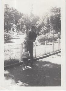 Leão Werner Marek e seus filhos Cristina Werner Marek e Ricardo Werner Marek na Praça XV de Novembro, centro de Ribeirão Preto, em viagem por ocasião de exposição filatélica.