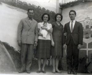 Rosana Biscaro Baesso Brunetti no colo de Ana, sua avó paterna e madrinha. Estão presentes na fotografia, além de Rosana e Ana, da esquerda para a direita: Geraldo (avô e padrinho), Élide (mãe) e Gerson (pai).
