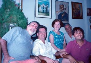 Família reunida na comemoração do aniversário de Maria da Glória Botelho Schmidt. Estão presentes na fotografia os filhos e o marido, da esquerda para a direita: Augusto José, Marco Antônio, Maria da Glória, Ivan Júnior e Ivan.