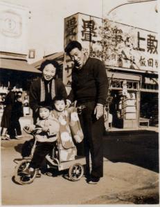 Leila brinca na rua em que os avós tinham loja de brinquedos em Tóquio, no Japão. Na foto: Pai Suquehiro, mãe Fumiko e vizinho.