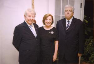 Paulo Sérgio Traballi Bozzi, embaixador brasileiro em Trinidad e Tobago, participando de evento em Port of Spain e posando para foto ao lado de Ana Pisano, embaixadora argentina em Trinidad e Tobago, e de seu esposo.