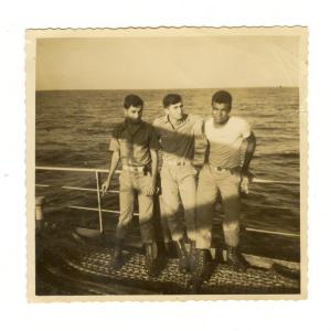 Anastácio (centro), ao seu lado dois colegas em operação anfíbio na Marinha do Brasil.