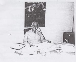 Walter Faria em escritório da agência de viagens.