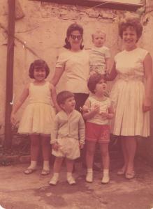 Família reunida na casa da avó, na Rua Benjamin de Oliveira. 
Da esquerda para direita: Liliana Correa Lima (prima), Lilia Antonieta Guglielme (tia), Luciana Guglielme (prima), Antonieta Di Veneri, (crianças menores embaixo) Ana Cristina Leddomado, Vitor Paschoal Leddomado.