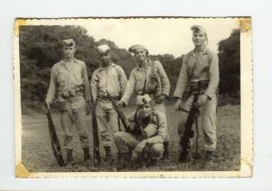 Anastácio, primeiro à direita, pertencente ao Corpo de fuzileiros navais.