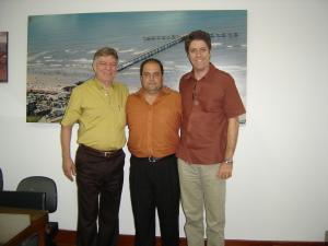Prof. Arthur, Marcelo e Ricardo Pettine posam para foto.