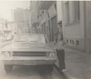 Rosana com cerca de 7 anos em frente a casa da avó, Rua Benjamin de Oliveira, 313.