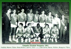 Time de basquete que o pai de Dilma, Walter de Souza, fazia parte. Walter é o terceiro na fileira debaixo.