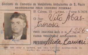 Carteirinha do sindicato dos comerciantes ambulantes de São Paulo do pai de Victor.