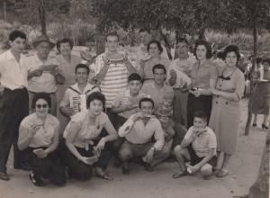 (Da esquerda para direita em cima: _____, Rafael Labate (avô), Ermínia Labate (avó), Lucas Labate (tio), _____, Maria de Luca, Domenico de Luca, Rosa Labate (mãe), Maria de Luca.
(no meio) Guglielmo Galluzzi (pai), Andrea de Luca, Anselmo Galluzzi (tio), Luís Antônio Galluzzi (primo) (embaixo) ____, _____, Luca Erriquez, Domenico Antônio de Luca.