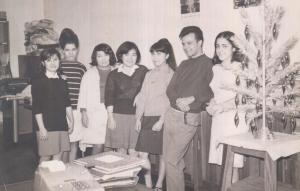 Turma trabalhando no escritório no Brás. Da esquerda pra direita: ________, ___________, Rosa _________, Silvia Shimabocuro, Carlos Carneiro da Fonseca, Yolanda Ada.