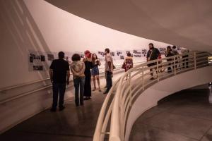 Essa parte foi muito importante para ele, pois há uma linha do tempo sobre sua vida que começa no seu nascimento na China e vai até o momento em que chega ao Brasil. A expo ficava embaixo.
Exposição no Brasil com as mesmas obras que foram expostas na Expo China 2018. Foram exibidas no Museu de Arte Contemporânea de Goiânia (GO).
Entre as obras, apresentou desenhos, gravuras, instalações e esculturas também.