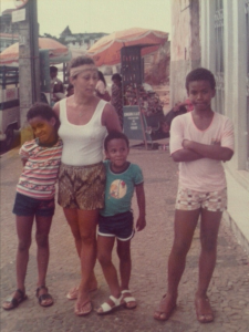 Foto de Dilma com seus irmãos e sua mãe.