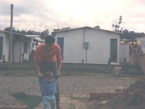 Joziane Rodrigues Moro e seu pai, Valdir José Moro, no bairro Cohab Tancredo Neves, em frente a primeira casa em que Joziane morou.