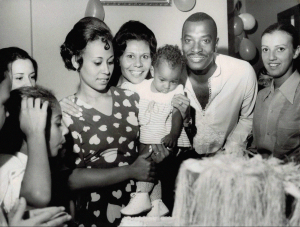 Festa de aniversário de 1 ano de Dilma. Estava rodeada pelos familiares e amigos.